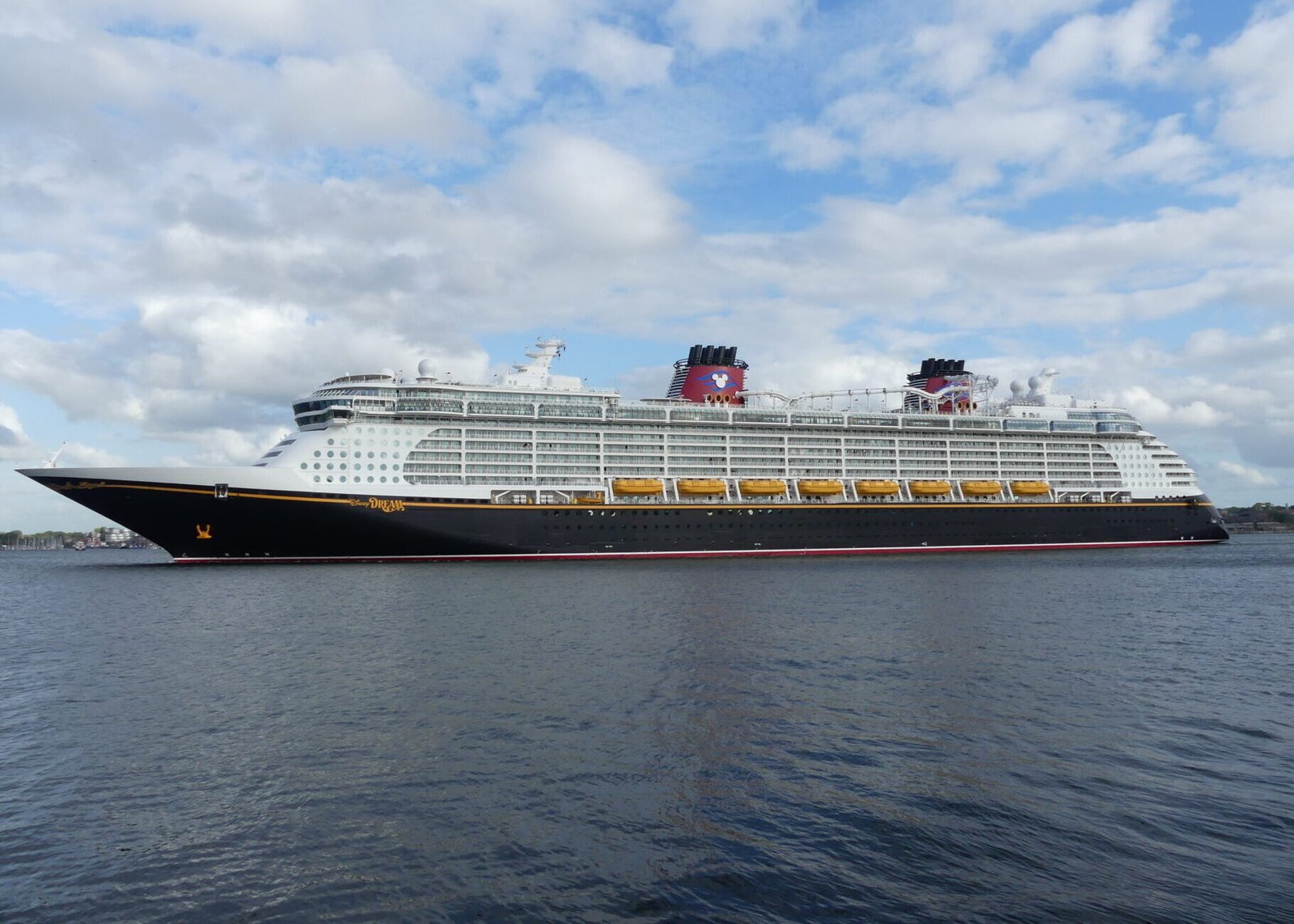 Eine Aufnahme der Disney Dream von Disney Cruise Line vor Kiel, 2023.
