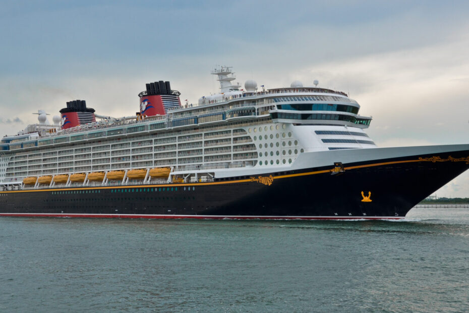 Eine Aufnahme der Disney Fantasy von Disney Cruise Line im Hafen von Port Canaveral, 2015.