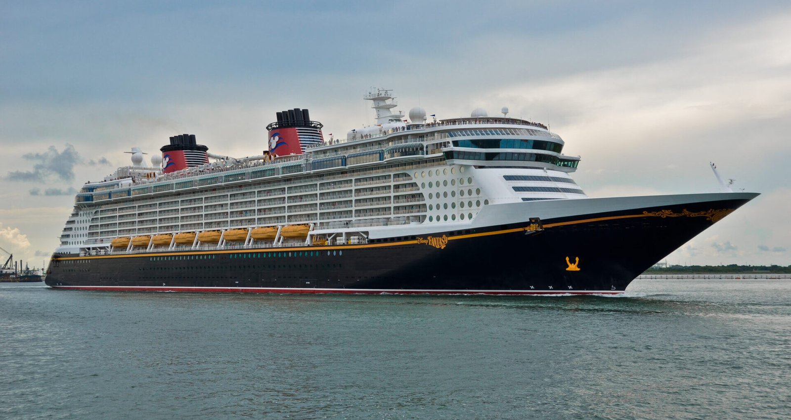 Eine Aufnahme der Disney Fantasy von Disney Cruise Line im Hafen von Port Canaveral, 2015.