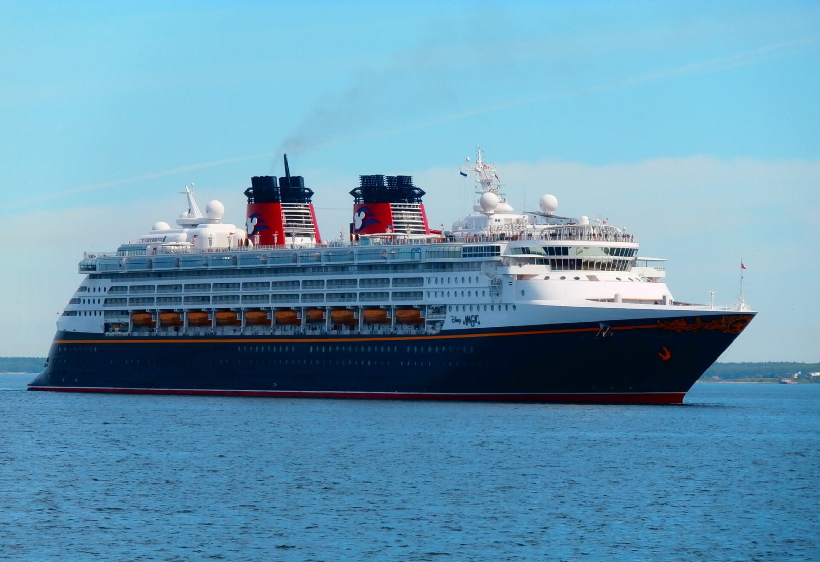 Eine Aufnahme der Disney Magic von Disney Cruise Line in Tallinn, 2017.