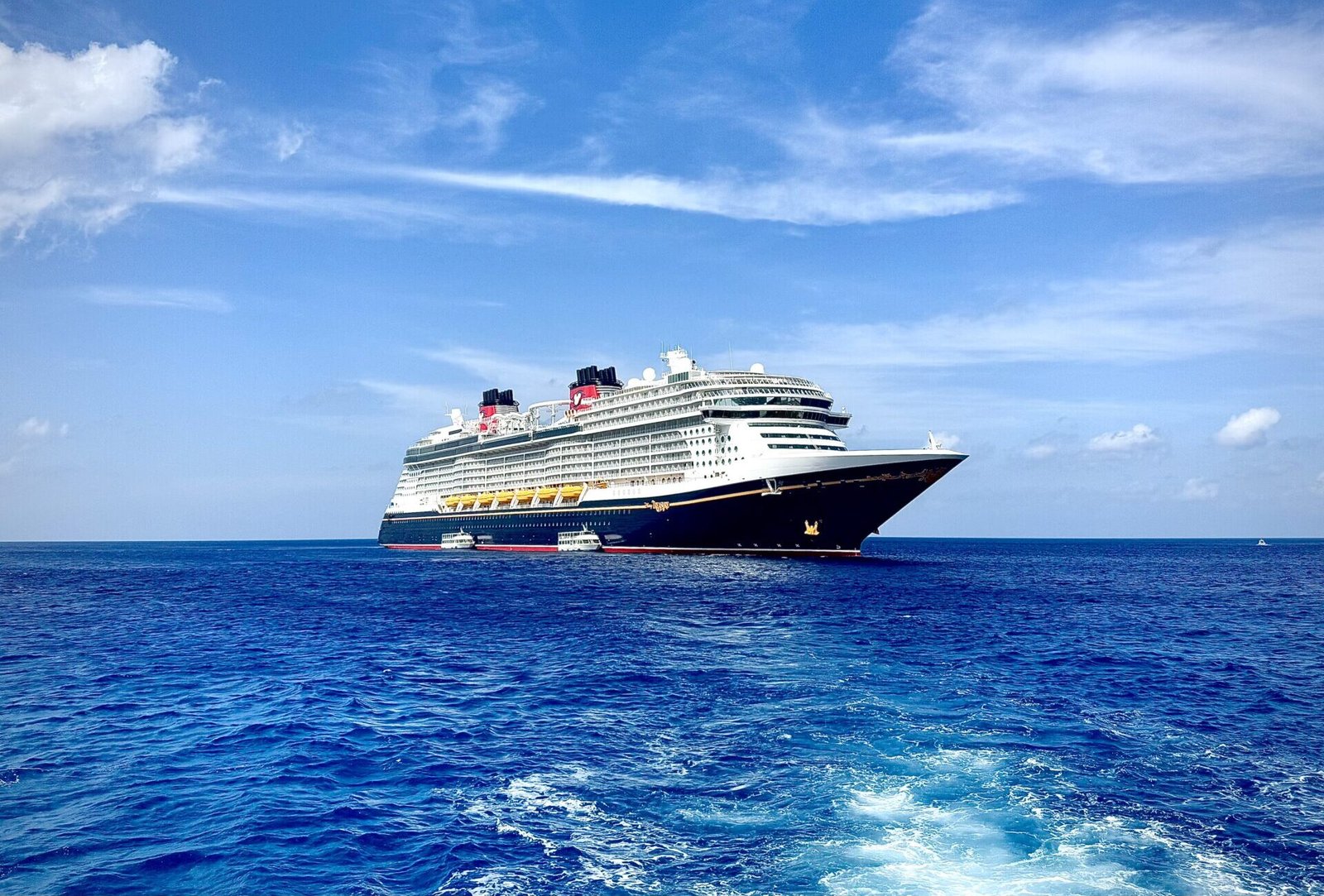 Eine Aufnahme der Disney Treasure von Disney Cruise Line vor Grand Cayman Island, 2025.