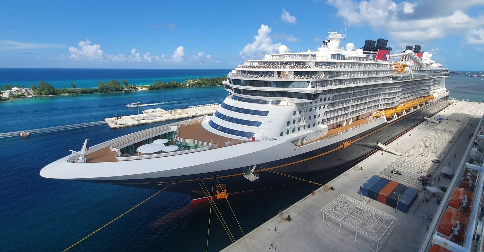 Eine Aufnahme der Disney Wish von Disney Cruise Line im Hafen von Nassau, 2022.