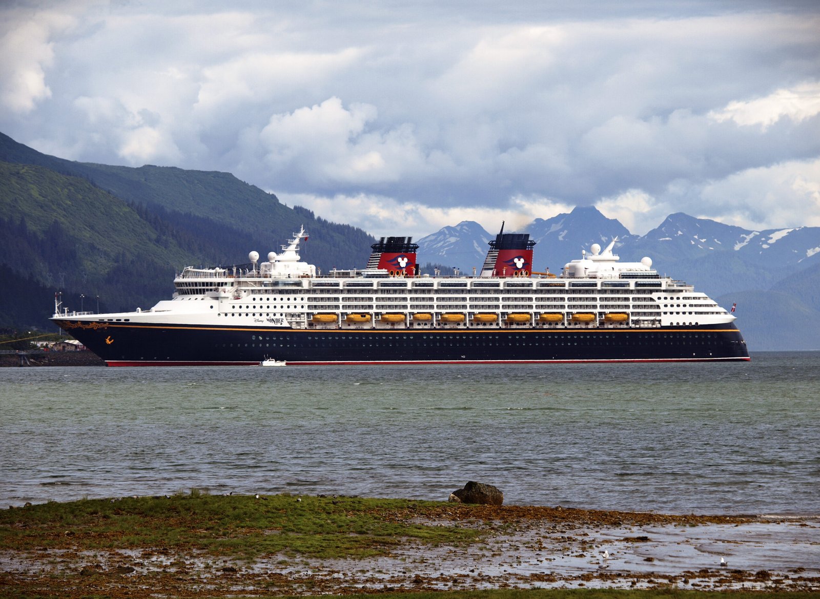 Eine Aufnahme der Disney Wonder von Disney Cruise Line in Juneau, Alaska, 2011.