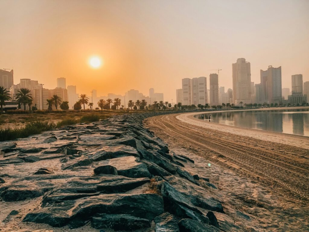 Eine Aufnahme eines Sonnenuntergangs am Al Mamzar Strands in Dubai.
