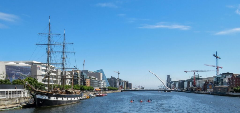 Dublin Eine Aufnahme vom Liffey River in Dublin, von der Seán O'Casey Bridge aus fotografiert.