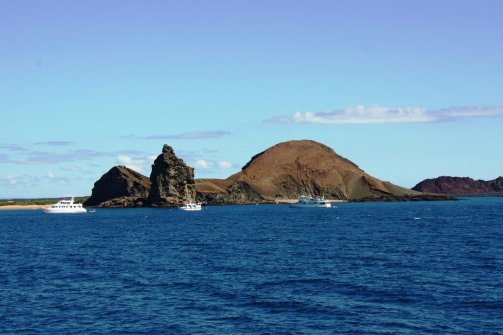 Galapagos Inseln Eine Aufnahme von Fischerbooten vor den Galapagos Inseln.