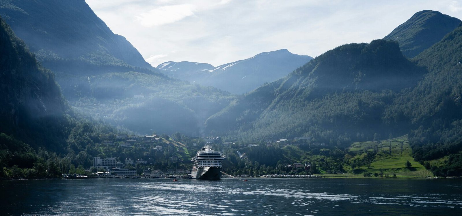 Eine Aufnahme von einem Kreuzfahrtschiff, das vor Geiranger, Norwegen ankert.