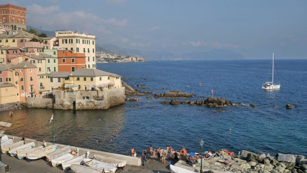 Genua Eine Aufnahme der Küstenlinie in Genua.