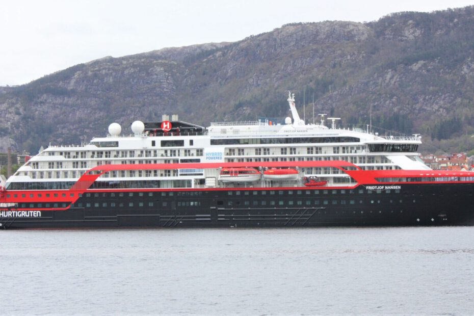 Eine Aufnahme der Fridtjof Nansen von Hurtigruten Expeditions im Hafen von Bergen, 2020.