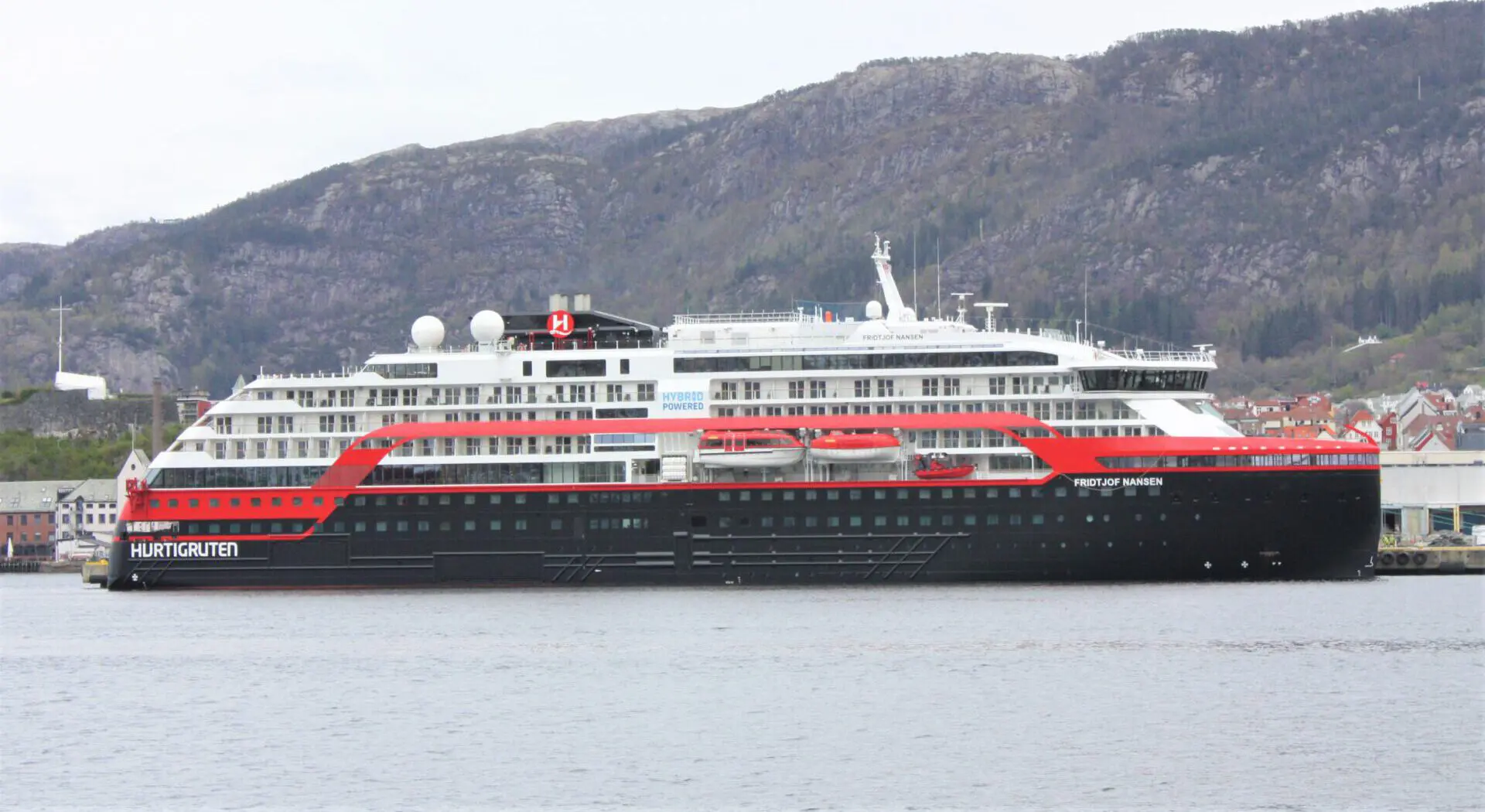 Eine Aufnahme der Fridtjof Nansen von Hurtigruten Expeditions im Hafen von Bergen, 2020.