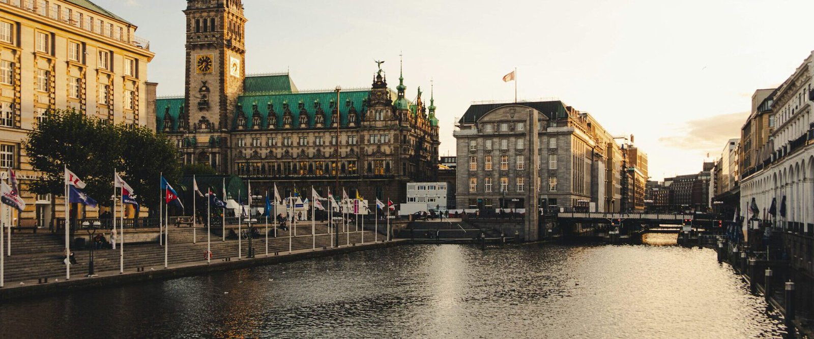 Ein Blick auf das Rathaus in Hamburg vom Wasser aus