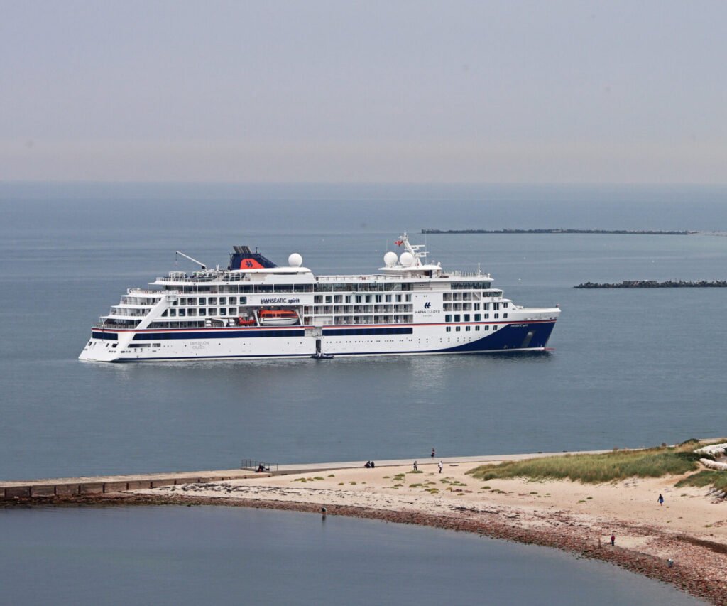 Hapag-Lloyd Cruises Hanseatic Spirit Eine Aufnahme der Hanseatic Spirit von Hapag-Lloyd Cruises auf einer Reede vor der Insel Helgoland, 2021.