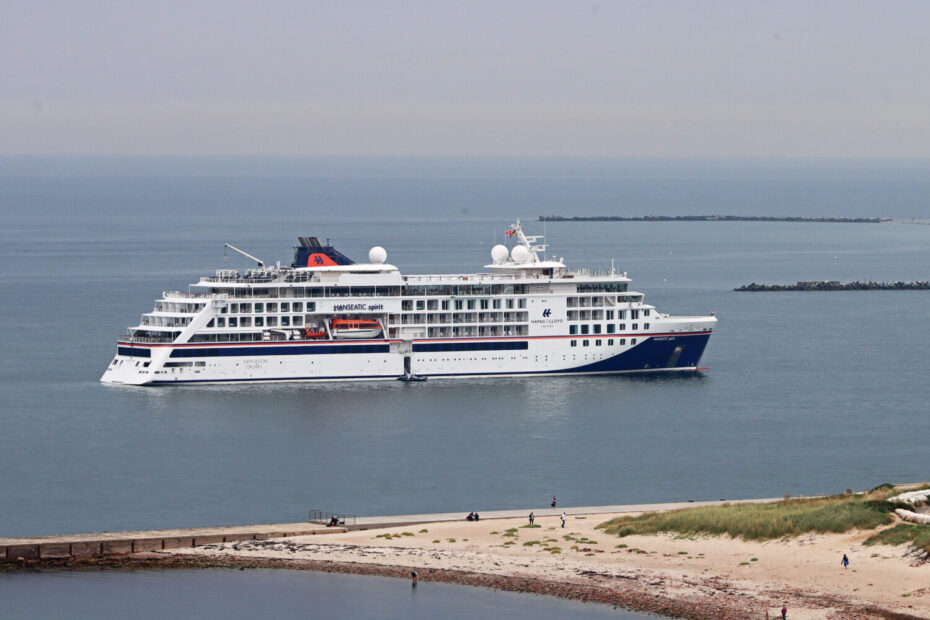 Eine Aufnahme der Hanseatic Spirit von Hapag-Lloyd Cruises auf einer Reede vor der Insel Helgoland, 2021.