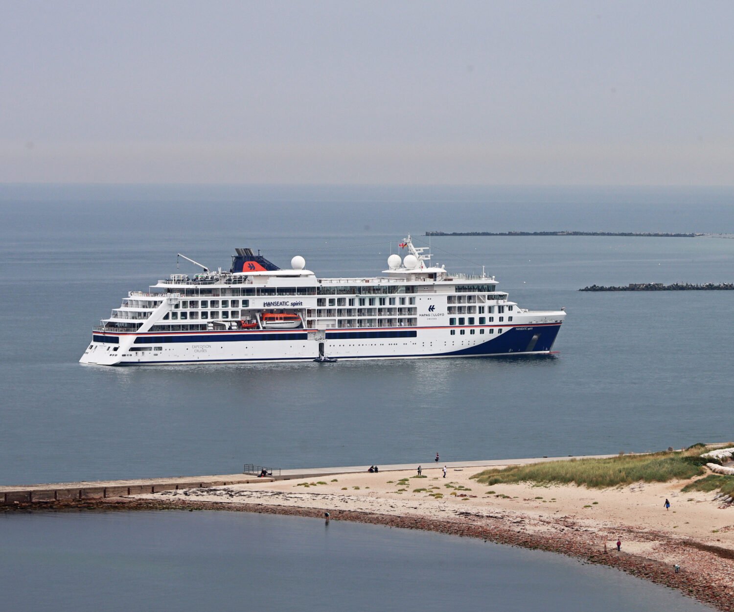 Eine Aufnahme der Hanseatic Spirit von Hapag-Lloyd Cruises auf einer Reede vor der Insel Helgoland, 2021.