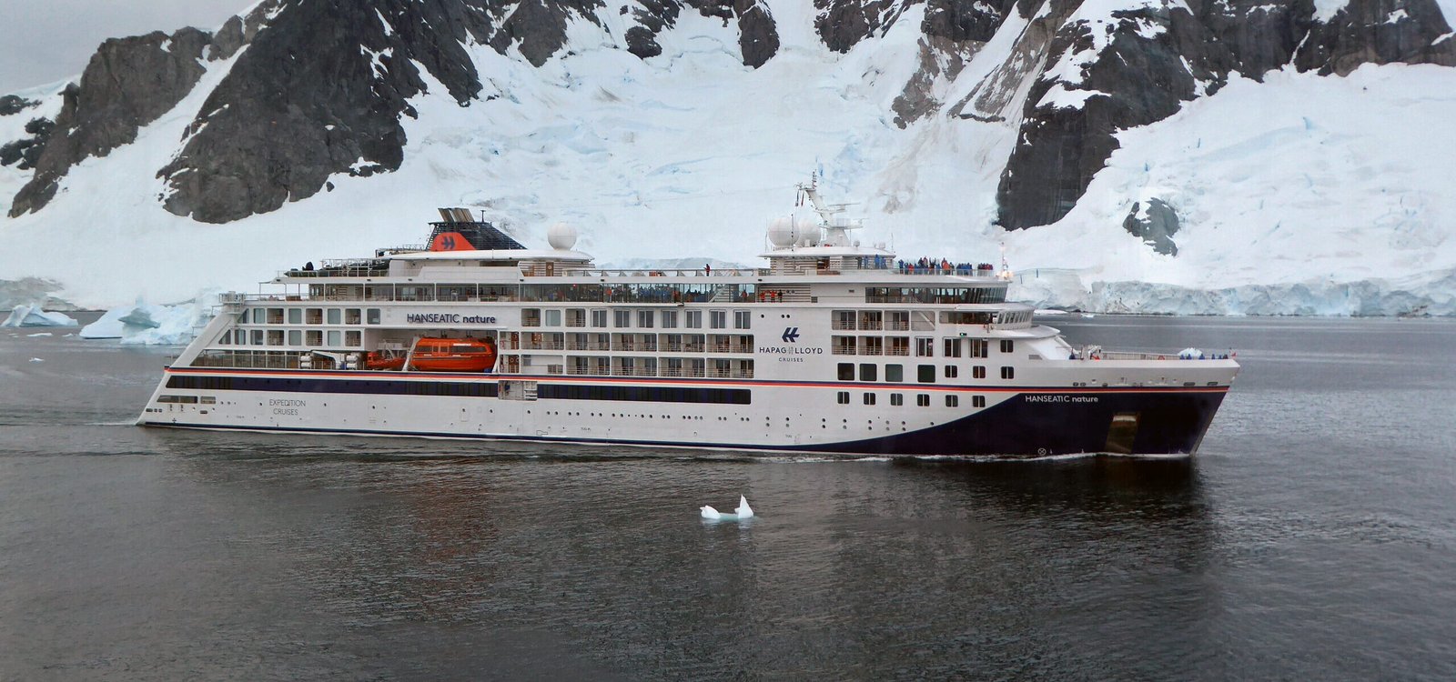 Eine Aufnahme der Hanseatic Nature von Hapag-Lloyd in Norwegen in der Antarktis, 2020.