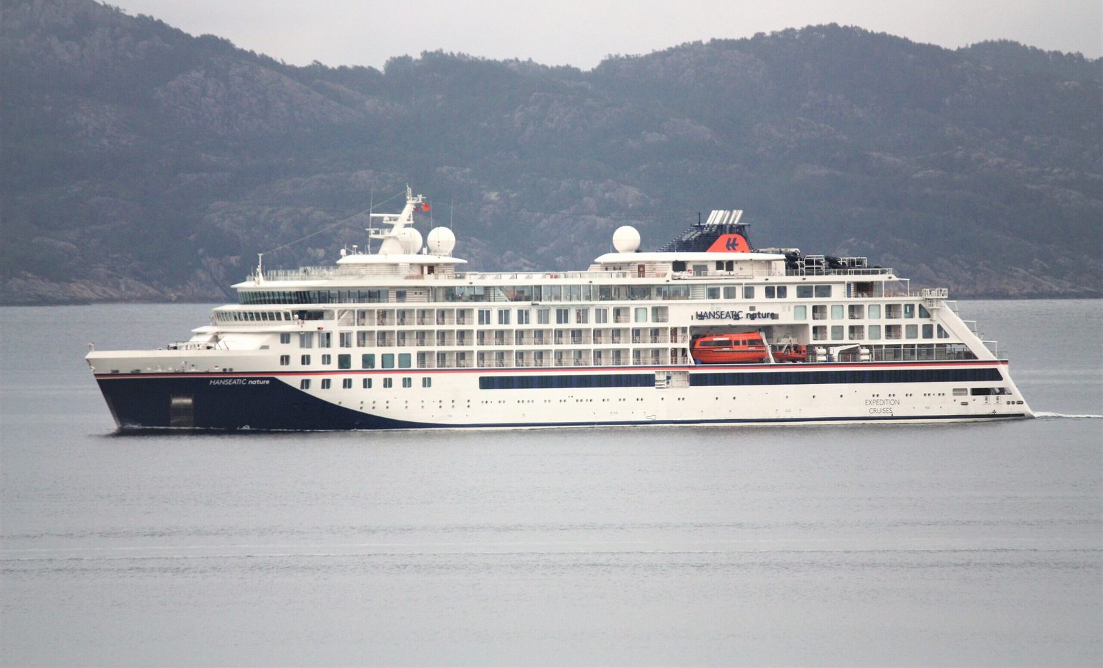 Eine Aufnahme der Hanseatic Spirit von Hapag-Lloyd in Norwegen im Korsfjorden, 2021.