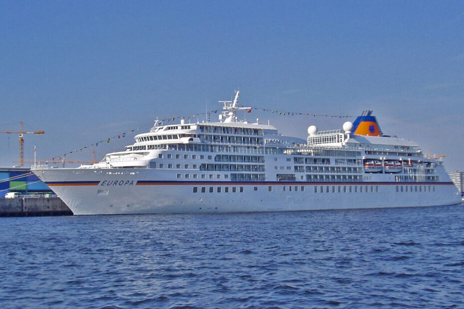 Eine Aufnahme der MS Europa von Hapag-Lloyd Cruises im Hafen von Hamburg, 2008.