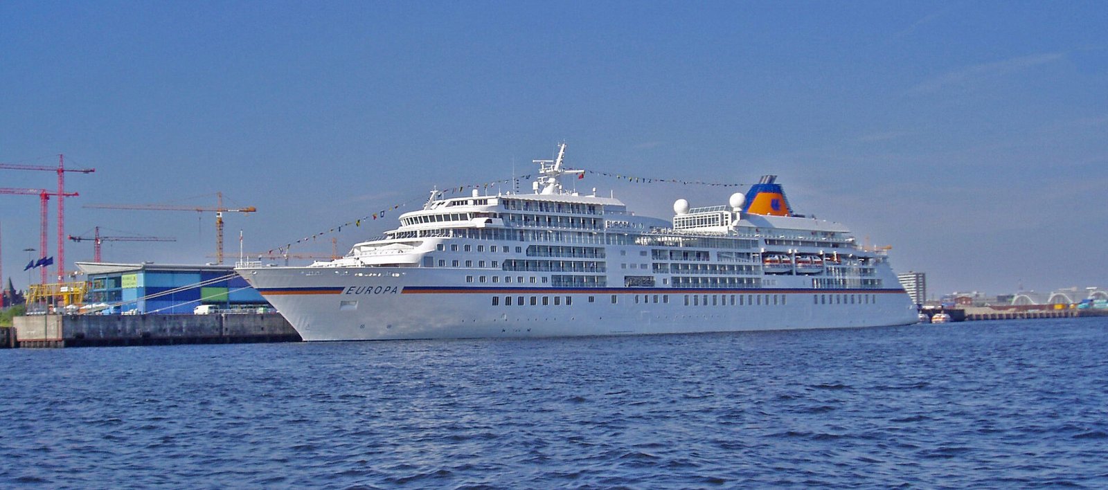 Eine Aufnahme der MS Europa von Hapag-Lloyd Cruises im Hafen von Hamburg, 2008.