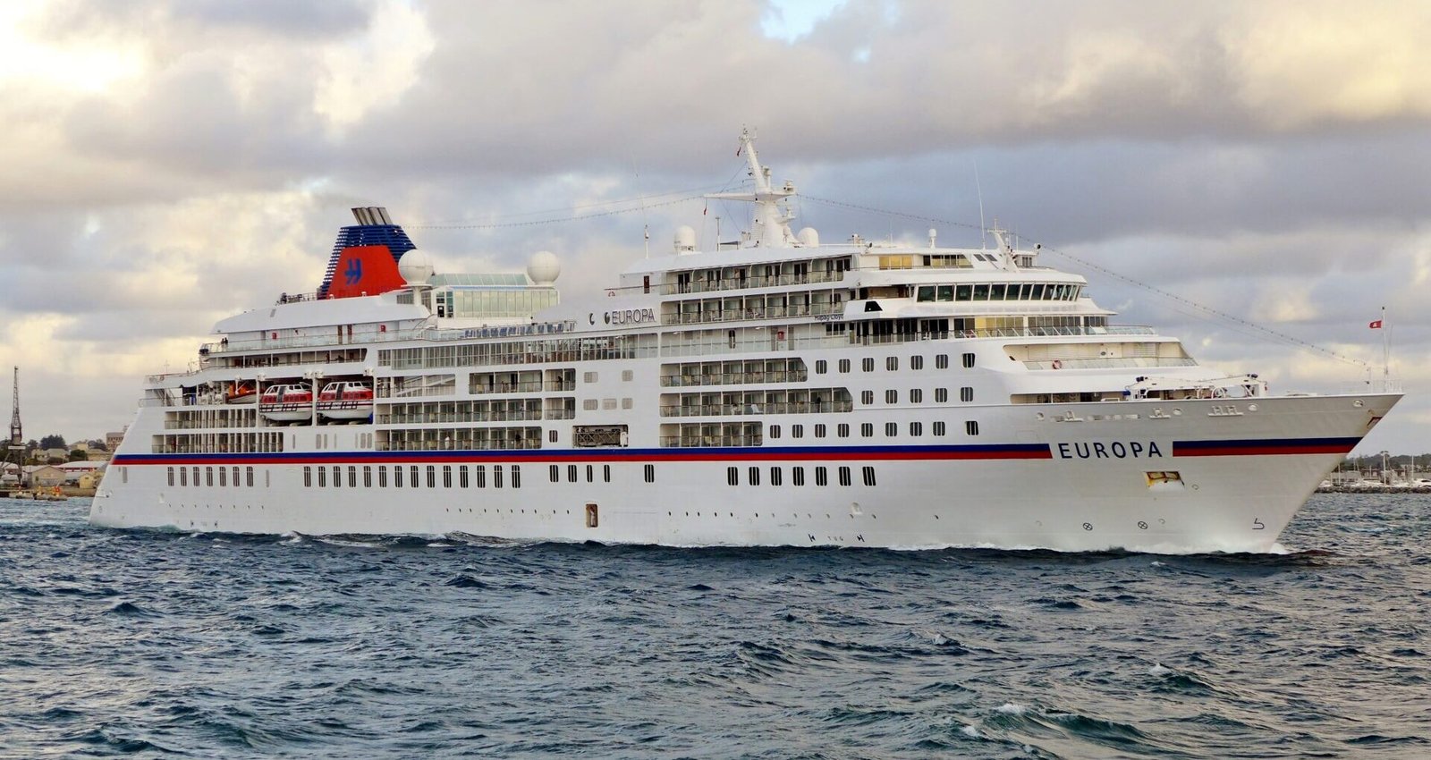 Eine Aufnahme der MS Europa von Hapag-Lloyd Cruises vor Freemantle, 2018.