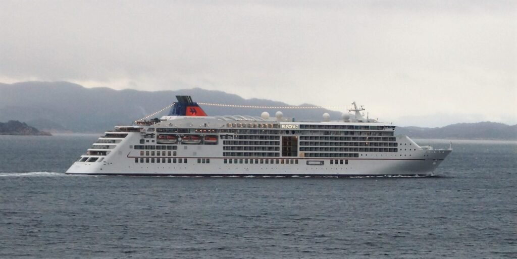 Hapag-Lloyd Cruises MS Europa 2 Eine Aufnahme der MS Europa 2 von Hapag-Lloyd Cruises vor Korsfjorden, 2018.