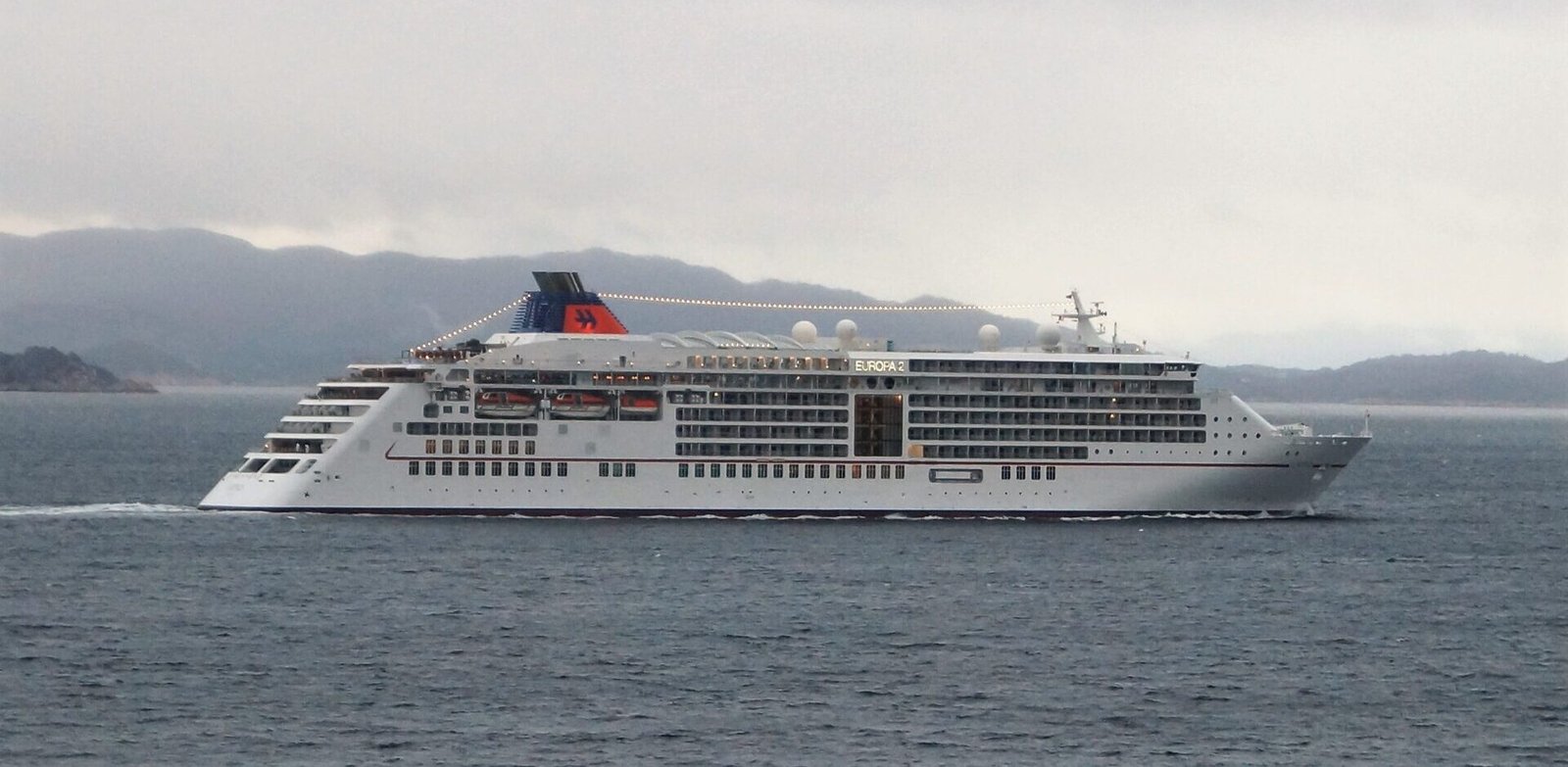 Eine Aufnahme der MS Europa 2 von Hapag-Lloyd Cruises vor Korsfjorden, 2018.