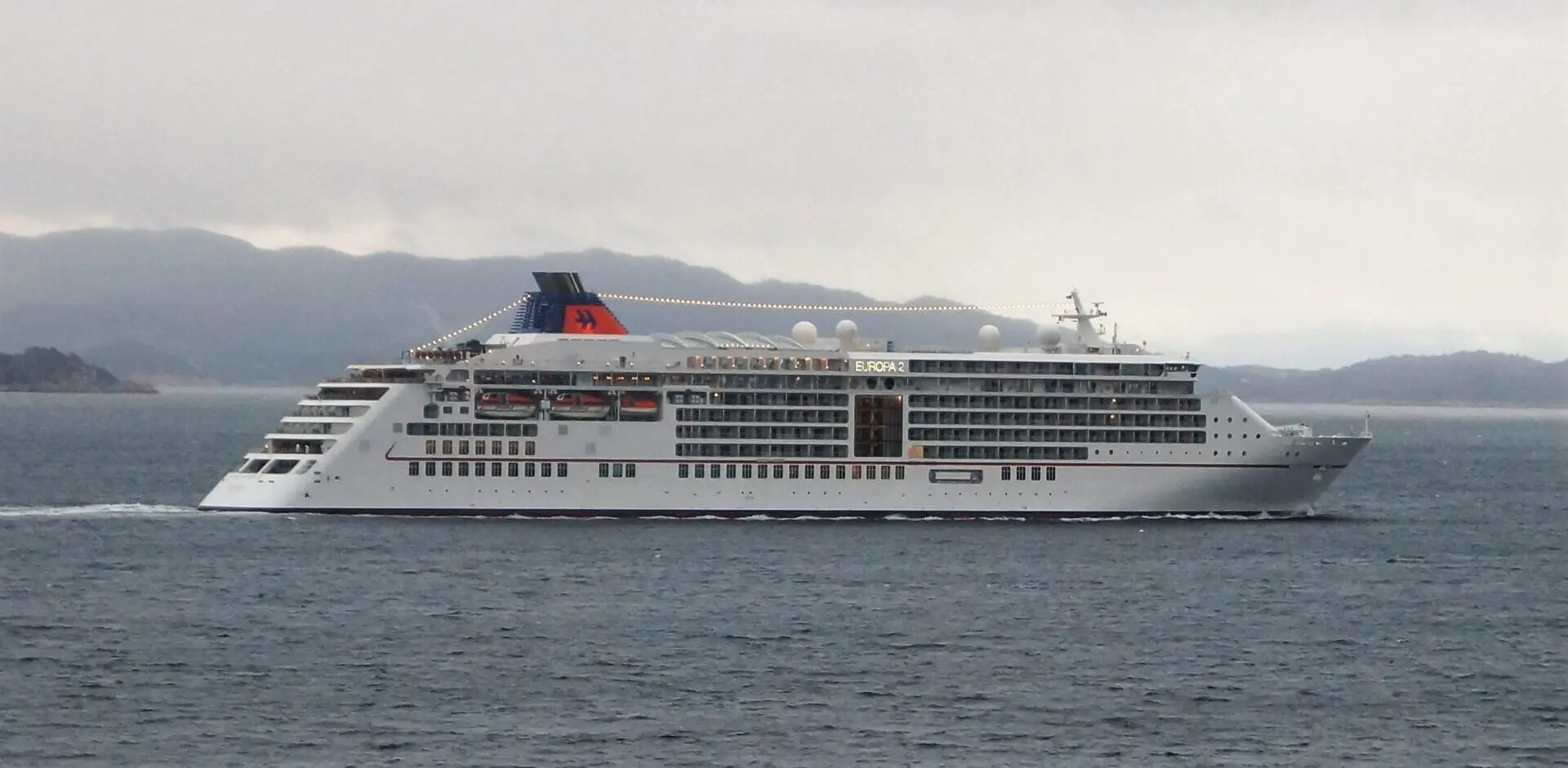 Eine Aufnahme der MS Europa 2 von Hapag-Lloyd Cruises vor Korsfjorden, 2018.
