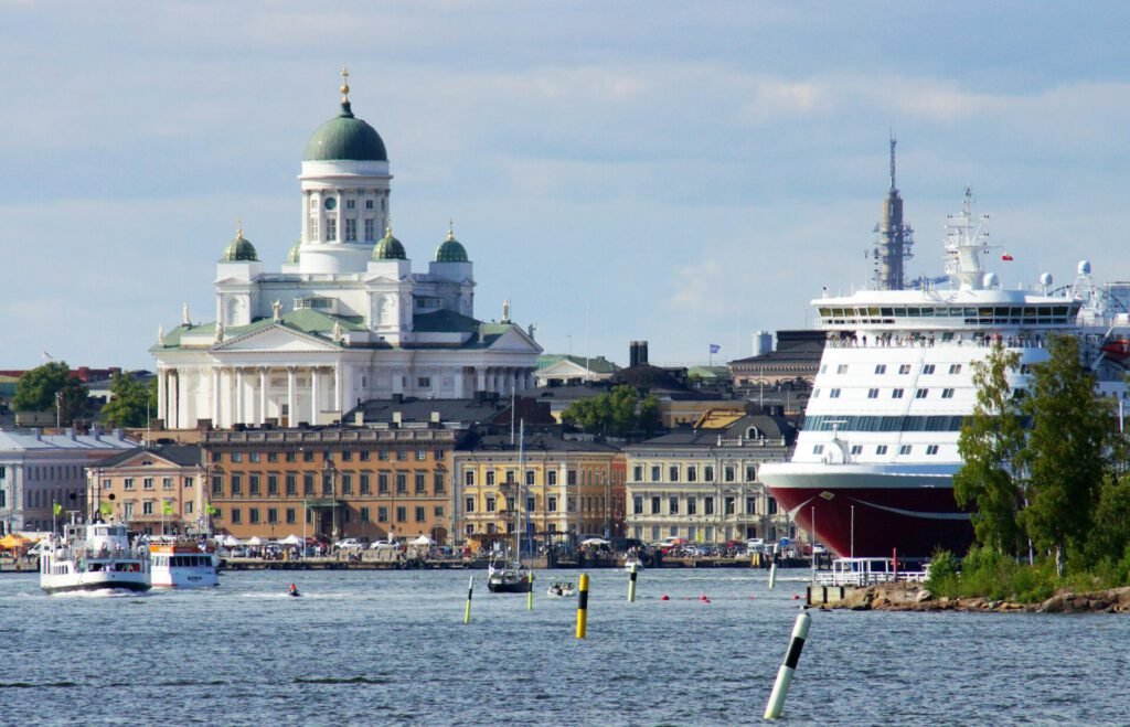 Helsinki Eine Aufnahme des Hafengebietes von Helsinki mit dem Dom zu Helsinki im Hintergrund
