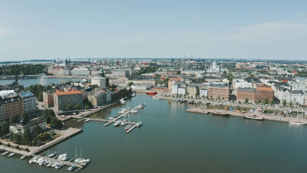 Helsinki Eine Luftaufnahme des Hafengebietes von Helsinki