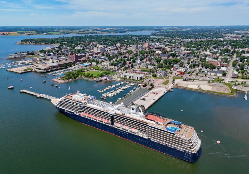 Holland America Line Nieuw Amsterdam Eine Aufnahme der Nieuw Amsterdam von Holland America Line in Charlottetown, 2025.