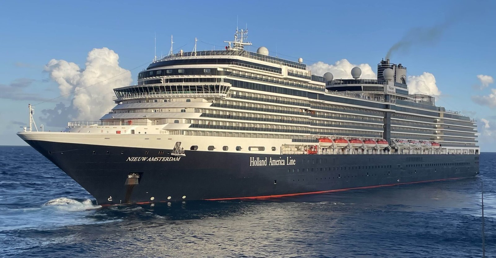 Eine Aufnahme der Nieuw Amsterdam von Holland America Line vor Costa Maya, Mexiko, 2025.
