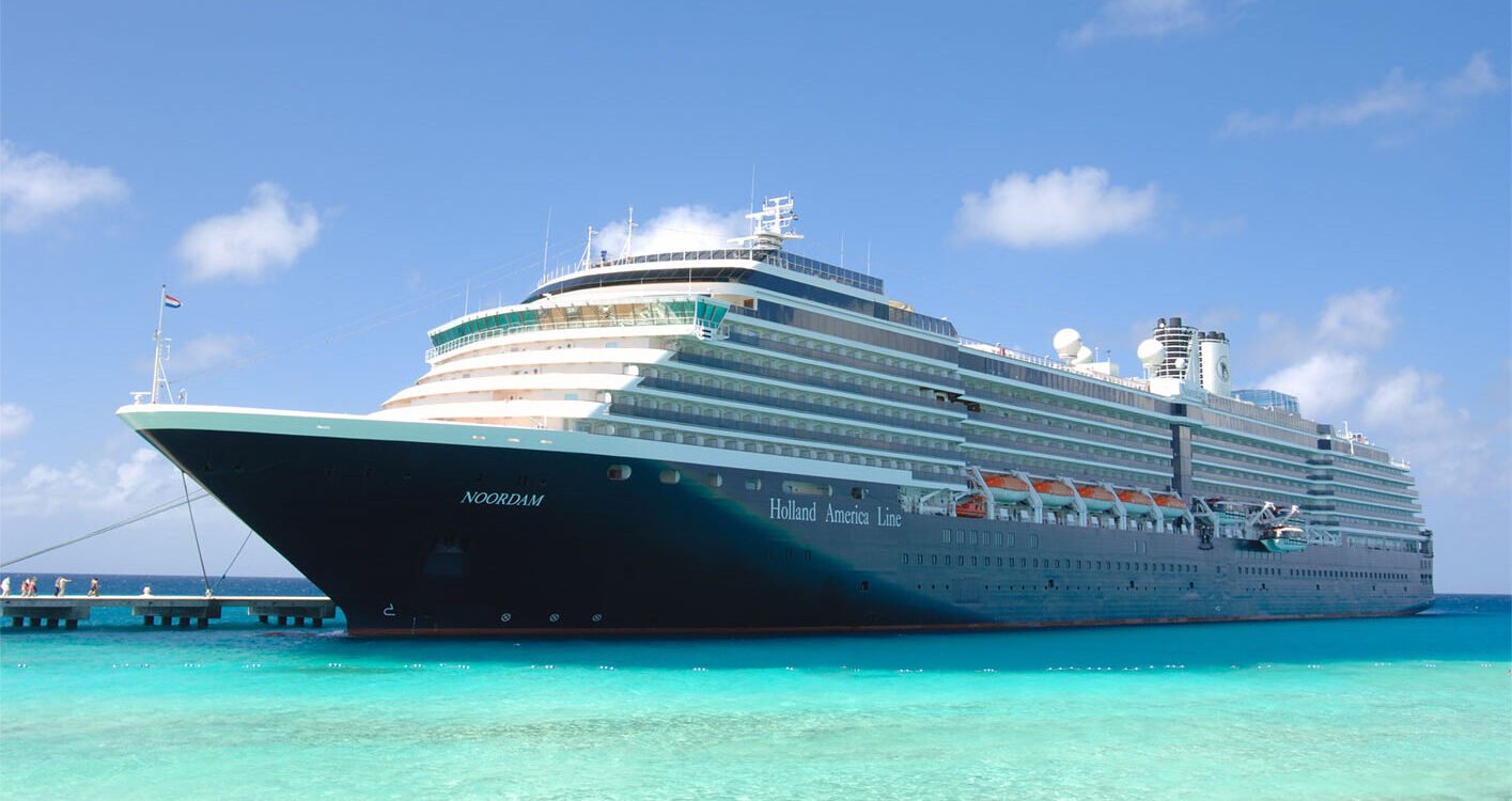 Eine Aufnahme der Noordam von Holland America Line im Hafen von Grand Turk, Turks and Caicos, 2007.