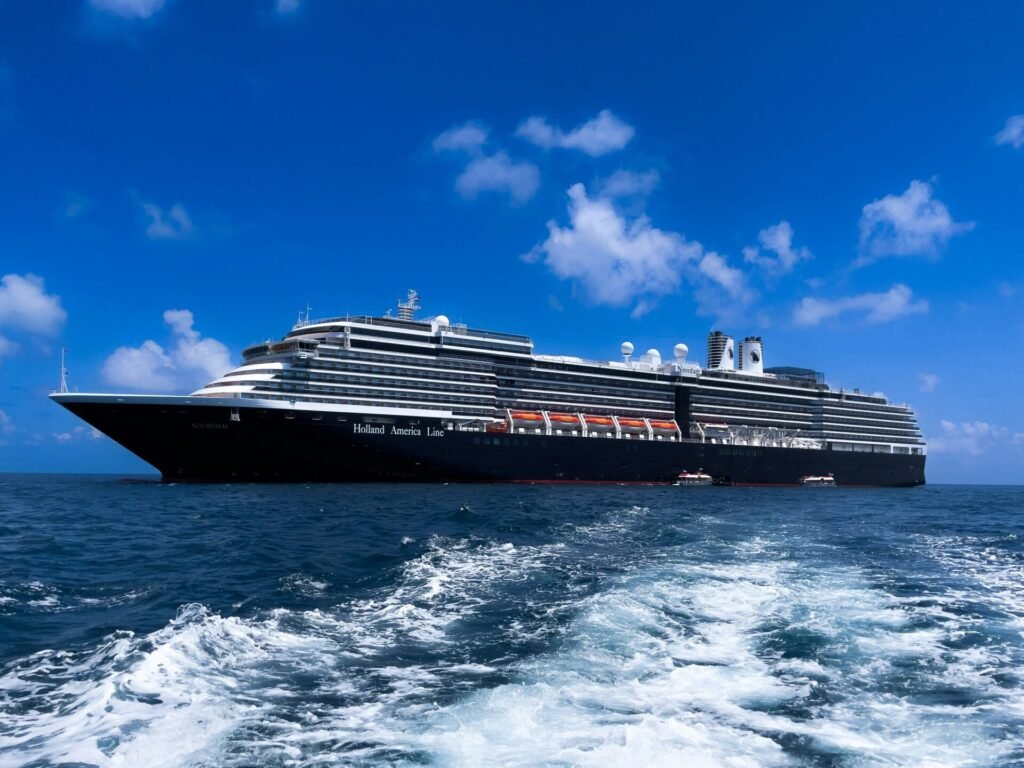 Holland America Line Noordam Eine Aufnahme der Noordam von Holland America Line vor Papua-Neuguinea, 2025.