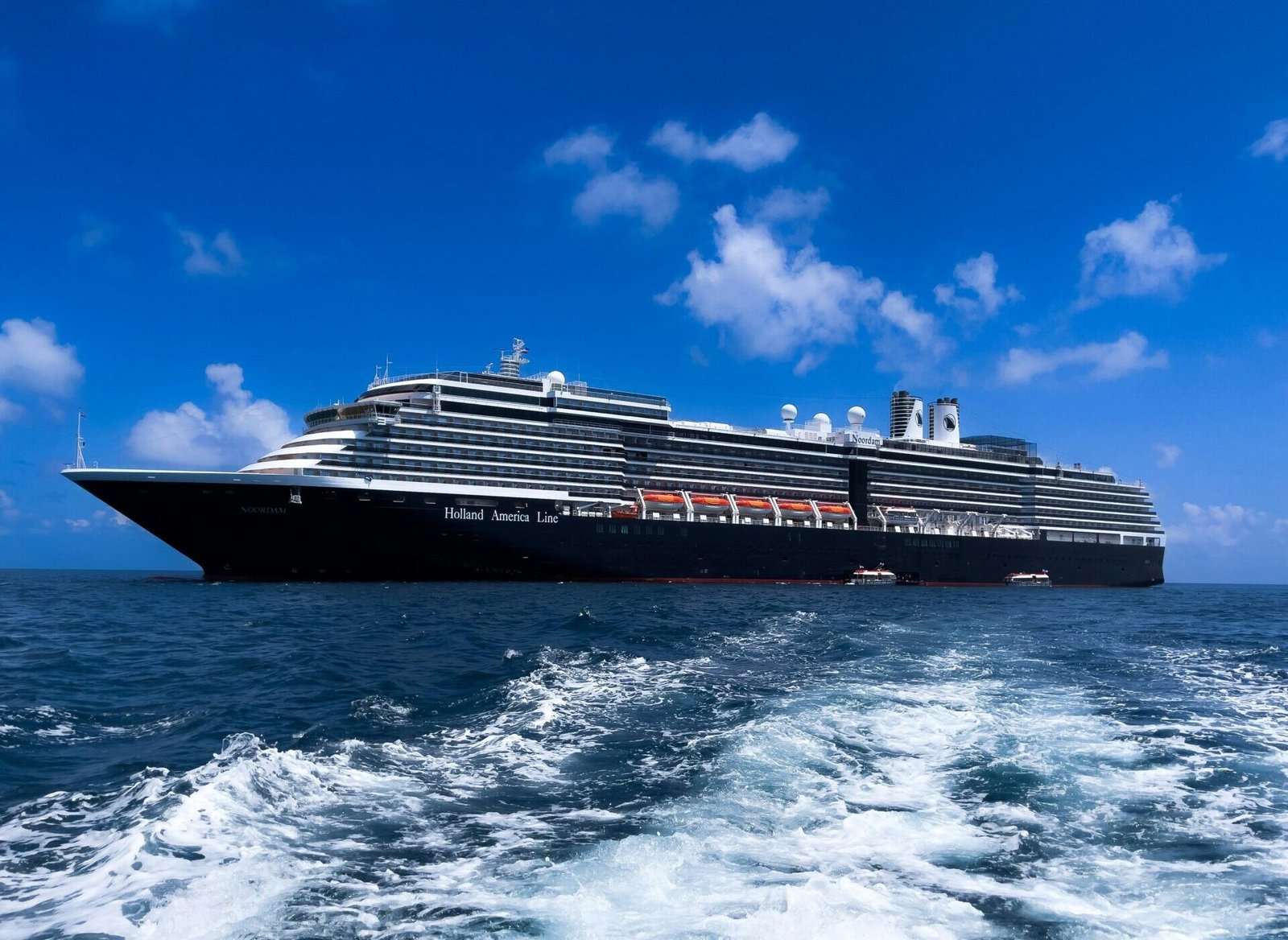 Eine Aufnahme der Noordam von Holland America Line vor Papua-Neuguinea, 2025.