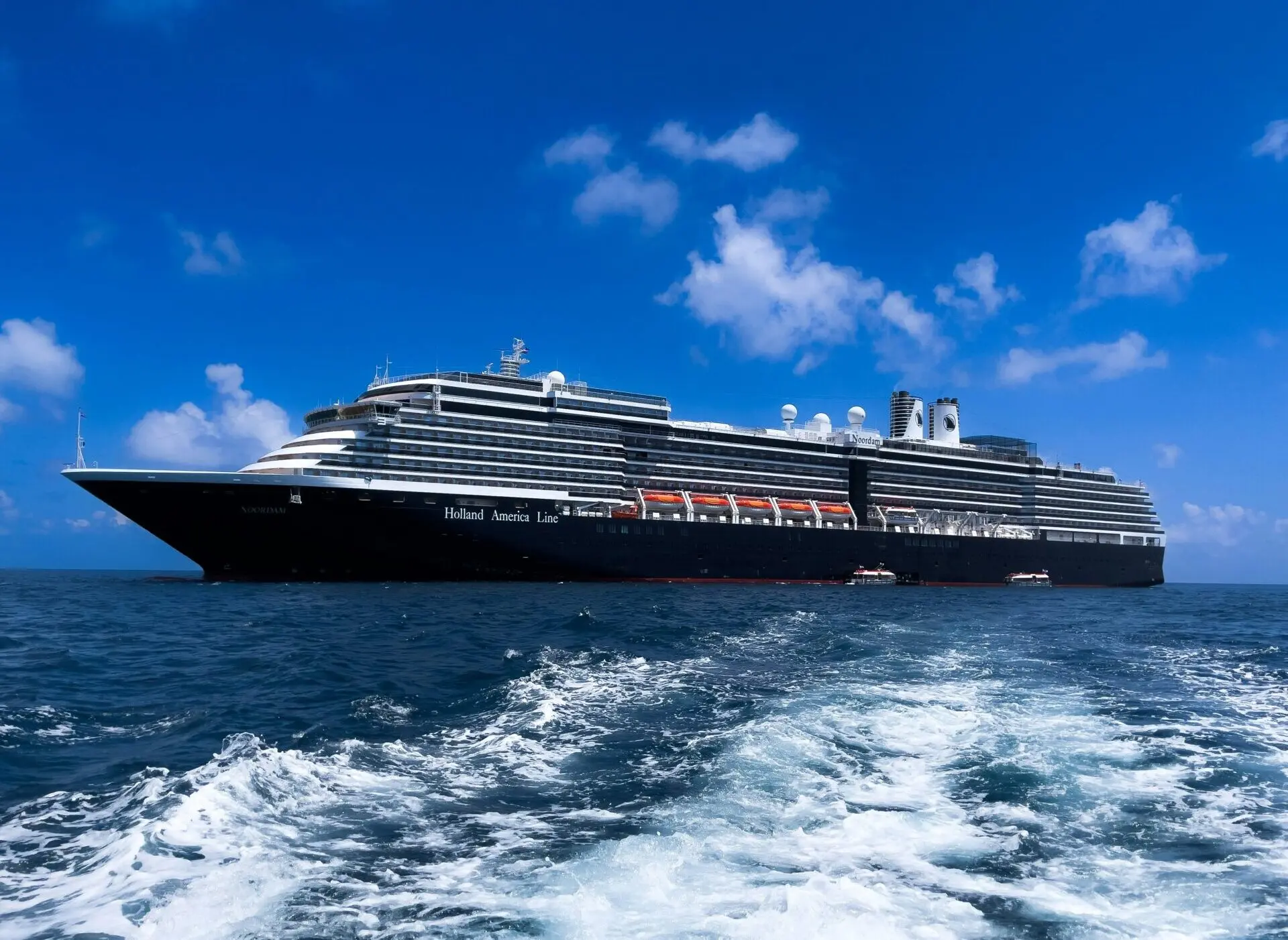 Eine Aufnahme der Noordam von Holland America Line vor Papua-Neuguinea, 2025.