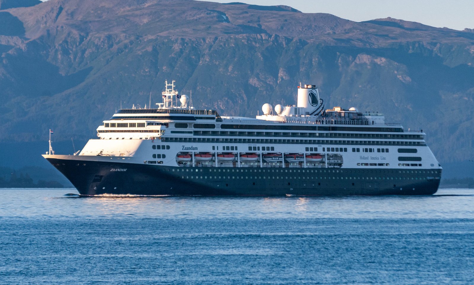 Eine Aufnahme der Zaandam von Holland Amercia Line vor Homer, Alaska, 2018.