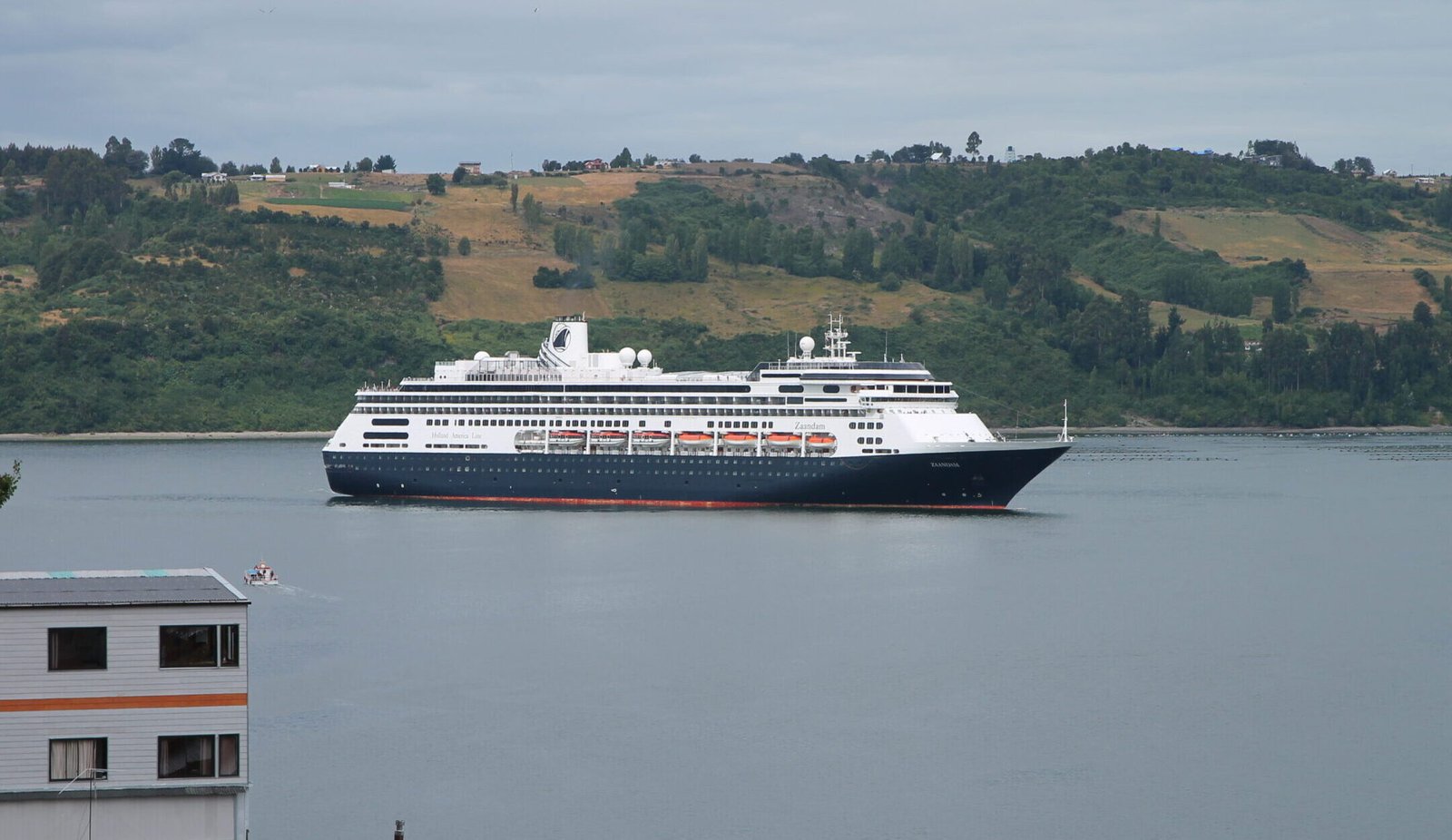 Eine Aufnahme der Zaandam von Holland Amercia Line vor Chiloe, Chile, 2019.