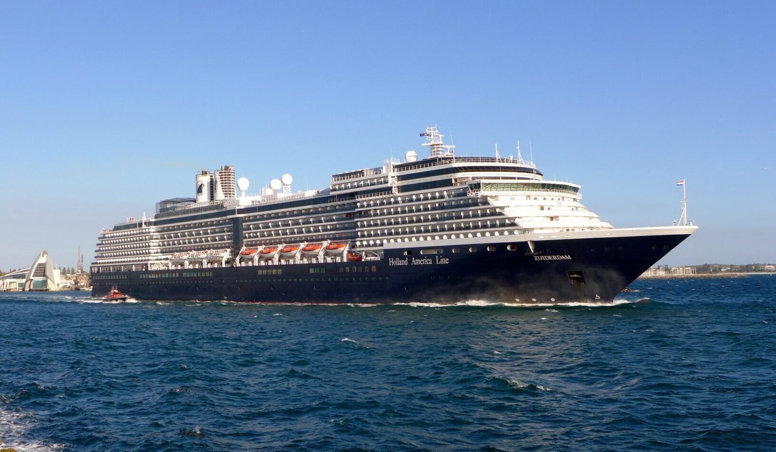 Eine Aufnahme der Zuiderdam von Holland America Line vor Fremantle, 2023.