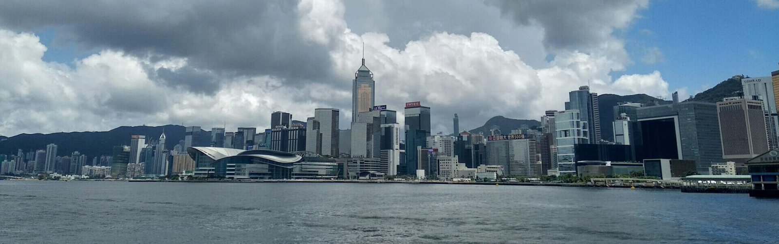 Eine Wasseraufnahme der Skyline von Hongkong