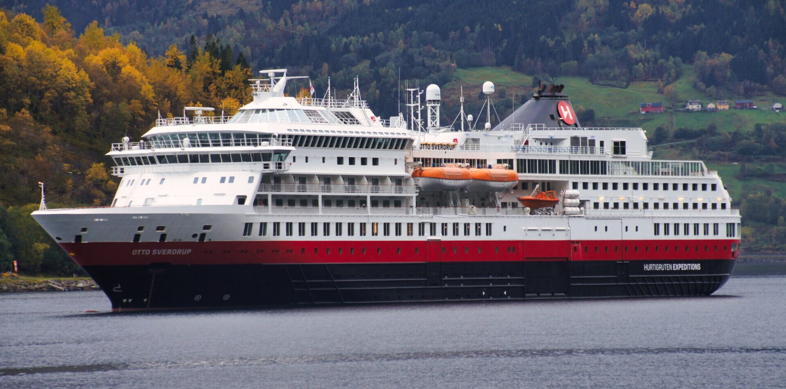 Eine Aufnahme der MS Finnmarken (ehemals Otto Serdrup) von Hurtigruten Expeditions vor Loen in der Lobucht im Faleidsfjord, 2022.