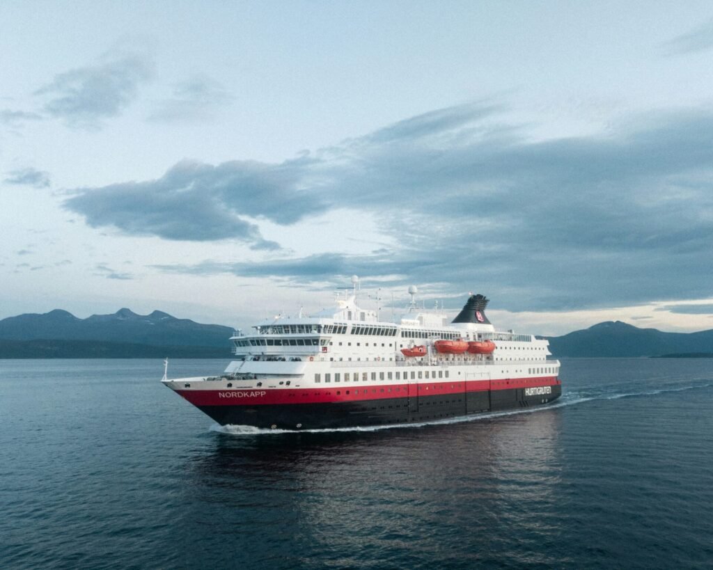 Eine Aufnahme der Nordkapp von Hurtigruten in Norwegen, 2021.