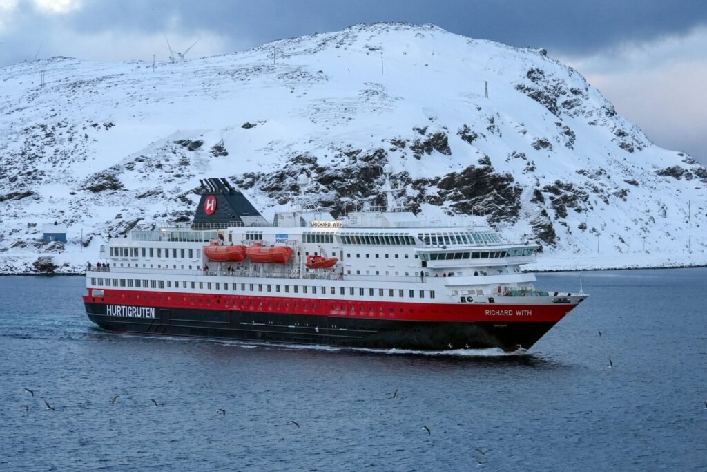 Eine Aufnahme der Richard With von Hurtigruten in Norwegen, 2024.