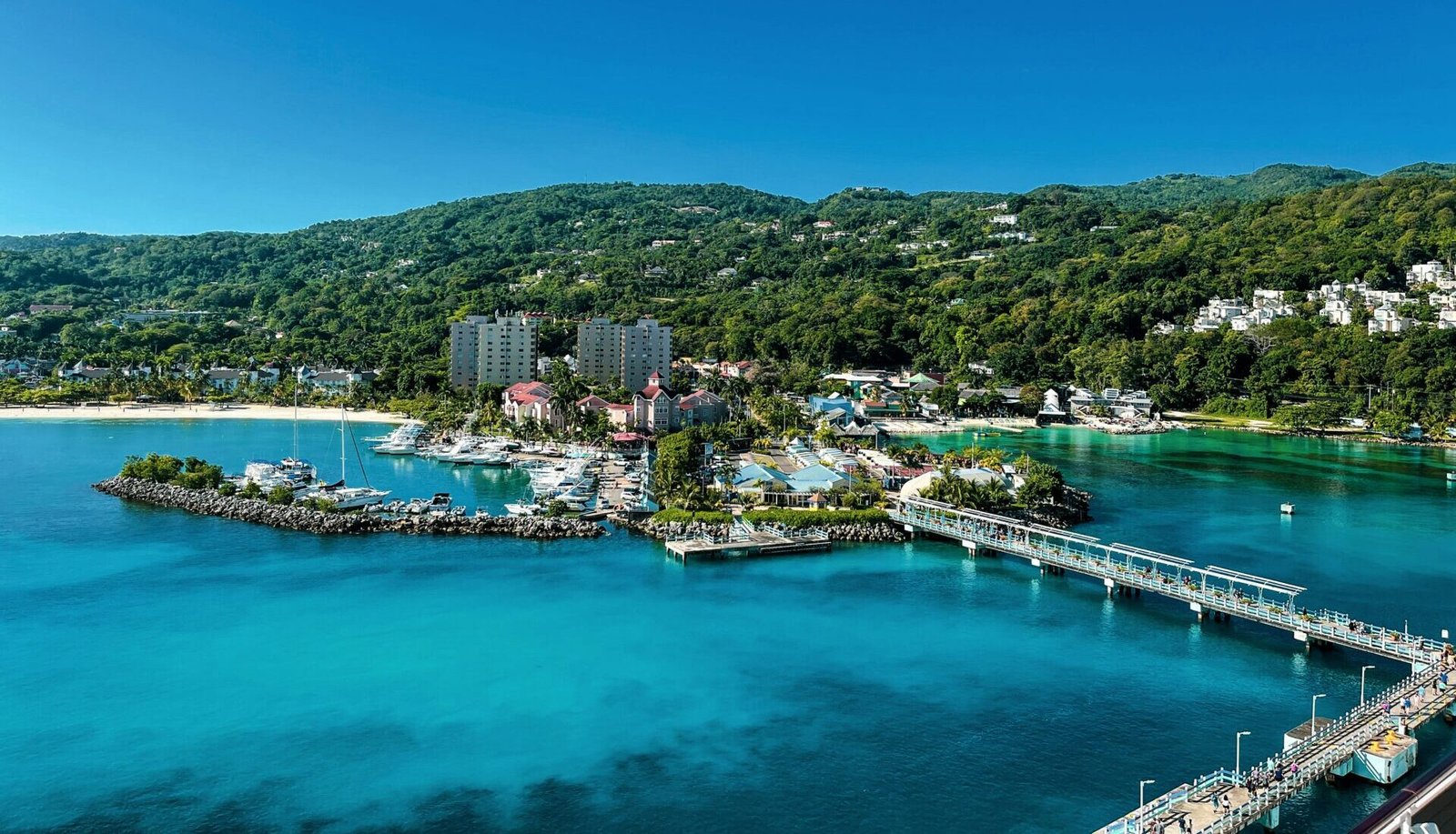 Eine Aufnahme von einer Bucht in Jamaika.