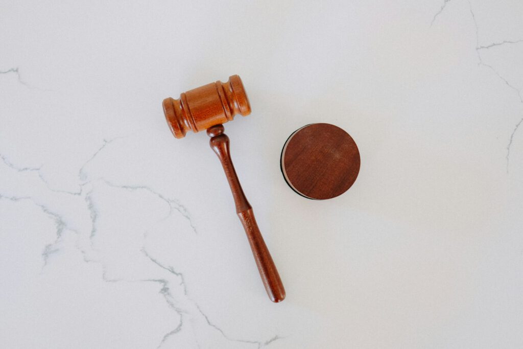 Judge Eine Aufnahme von einem Richterhammer.