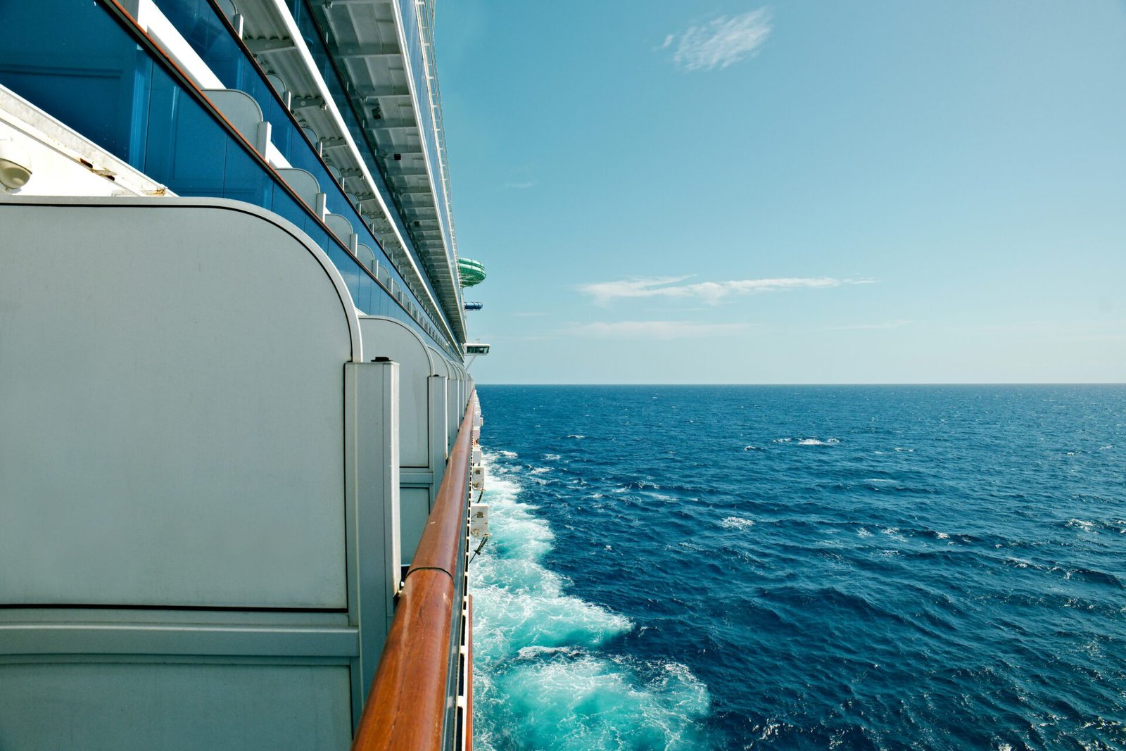 Eine Außenaufnahme eines Kreuzfahrtschiffes mit Sicht auf mehrere Balkonkabinen.