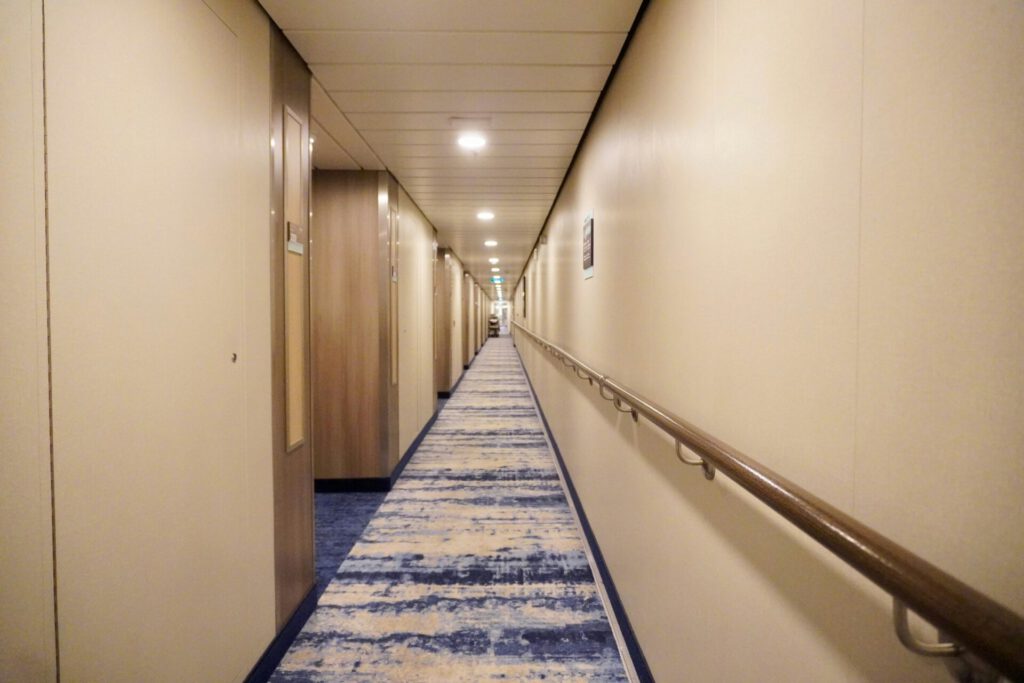 Kabine Eine Aufnahme eines Flures auf einem Kreuzfahrtschiff.