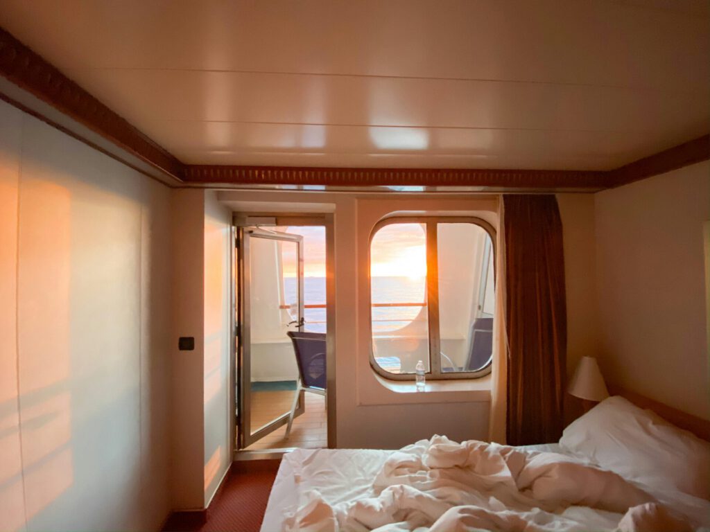 Kabine Eine Aufnahme von einer Balkonkabine auf einem Kreuzfahrtschiff.