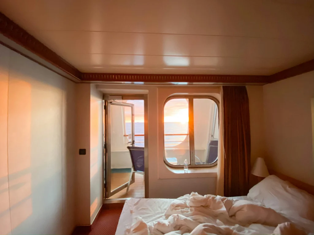 Kabine Eine Aufnahme von einer Balkonkabine auf einem Kreuzfahrtschiff.