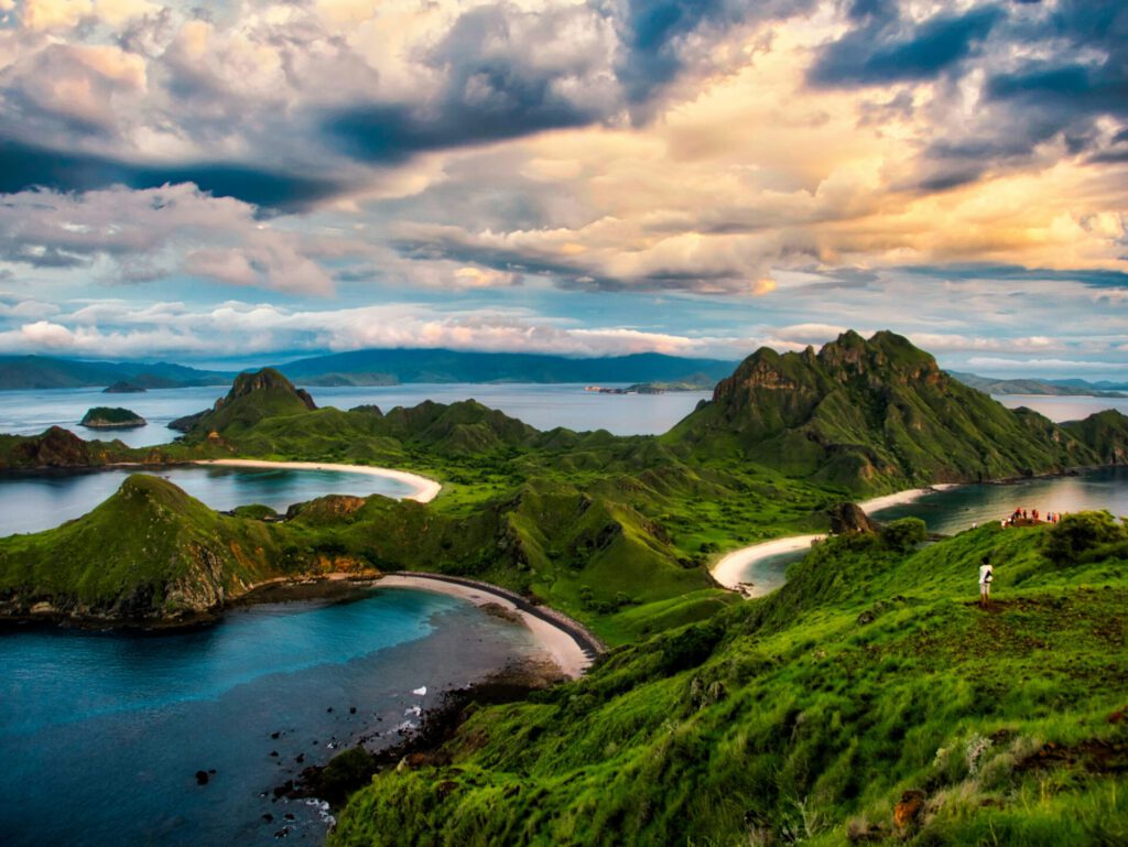 Komodo Island Eine Aufnahme von Bergen auf Komodo in Indonesien.