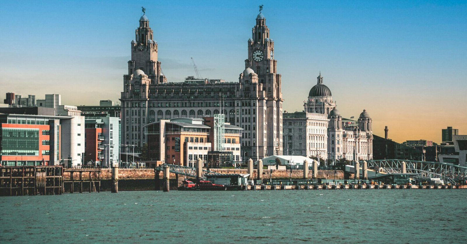 Eine Aufnahme des Royal Liver Building vom Fluss Mersey