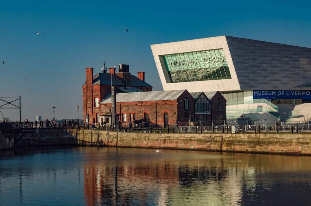 Eine Aufnahme des Museum of Liverpool vom Wasser aus